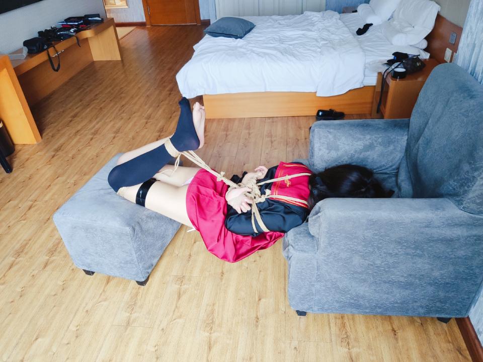 jk少女の足底处刑【改良骏河问/新拷问方式 妹子在恐惧中哭泣呜咽】TK/挠痒/ 真实虐待 绝对精彩的tk拷问片！感觉是自己特别满意的一部。剪去枯燥部分，四十分钟都是满满的干货哦。大家可以看一看，保证物有所值。<br>约到了新的00后jks小姐姐，素质相当棒，脚型也非常漂亮【真·足控福利】<br>口球眼罩项圈都安排上，白嫩纤细的小手也用日式小高手吊高，以被缚的状态牵引项圈走动向各位看官们展示---<br>手腕交叉吊高，两个大拇指也用绳子绑在一起----<br>tk后脱去妹子的一只黑丝，要求妹子面对着墙跪在沙发椅上分别对丝足和裸足进行tk【重点进攻赤足】<br>蜷缩在沙发椅里tk---<br>把妹子拉成驷马，只用肩膀和小腿搭在沙发椅上，腰腹悬空--这是一种改良后的【拷问】方式，类似于【骏河问】。妹子的体重都集中在腰腹上，承受腰部的剧烈痛苦，同时随着妹子的挣扎两头支撑点距离逐渐变远，压力越来越大。少女在承受腰部巨大压力的同时只能被迫挺起身板忍耐着，还要忍受随着挣扎的动作稳定性逐渐降低，痛苦不断提升，还有随时可能摔下去的恐惧感。<br>随着不断的下滑少女明显开始支撑不住开始呜咽哭泣，挣扎导致少女所受的压力和痛苦逐渐增加，而增加的痛苦又让少女不得不去挣扎。最后少女达到极限，本片中收录了少女达到极限后腰部压力巨大我慌忙去帮助少女支撑的惊险片段。<br>这个姿势比平板支撑还要痛苦数倍哦 在日本江户时代是用来拷问犯人的。如未经改良是会压断脊椎的，本作中的姿势经过调整改良与测试，切勿随意模仿。<br>在少女保持这个痛苦姿势的过程中，我还继续对少女进行tk，增加少女的挣扎幅度和痛苦程度。<br>最后，记录了驷马姿势下把少女搬运到床上并进行tk与挣扎的过程。<br>tk工具：手指、刺轮  【少女非常害怕类似刺轮一类尖锐的挠痒】<br>怕痒地带：脚趾根部 脚心和脚趾缝，对怕痒区域进行重点攻击~<br><br>作者qq3135427957<br>千万不要在线解压！请下载后用其他的解压软件解压观看，千万不要通过百度在线解压！否则资源会消失！！<br>解压软件最好用专业的解压软件，支持tar格式的即可。市面上的大部分解压软件均可胜任。手机电脑都可以解压。推荐解压工具：Zarchiver<br>千万不要在线解压！<br>PS：这部片算是我拍的挺满意的一部了，虽然说众口难调但是这仍然是为数不多的一部让我自己看着也很兴奋的一部，相信大家买了不会后悔。强烈推荐