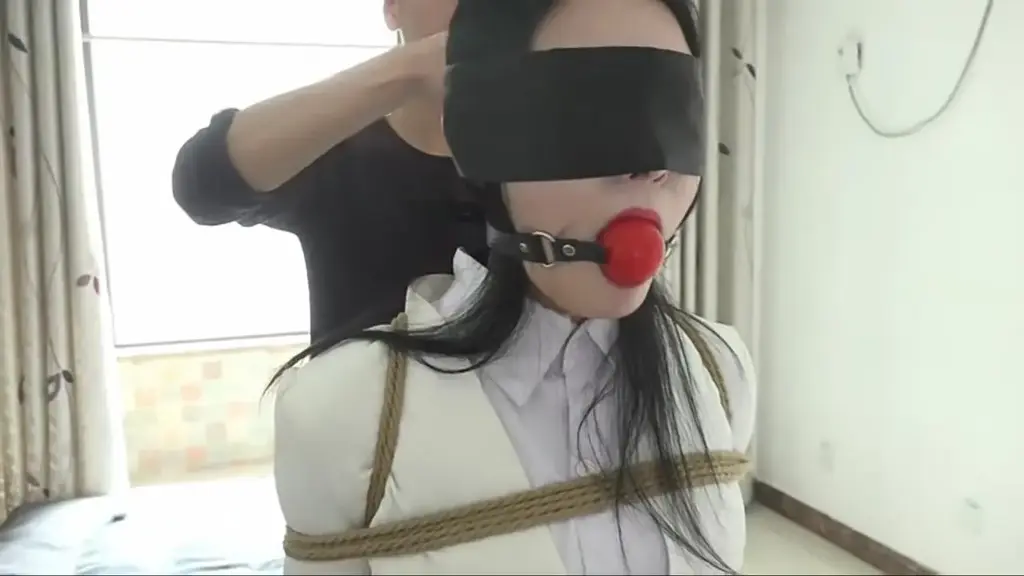 三美女捆绑堵嘴 - 两美女被骗上门捆绑堵嘴 [堵嘴,眼罩/蒙眼]