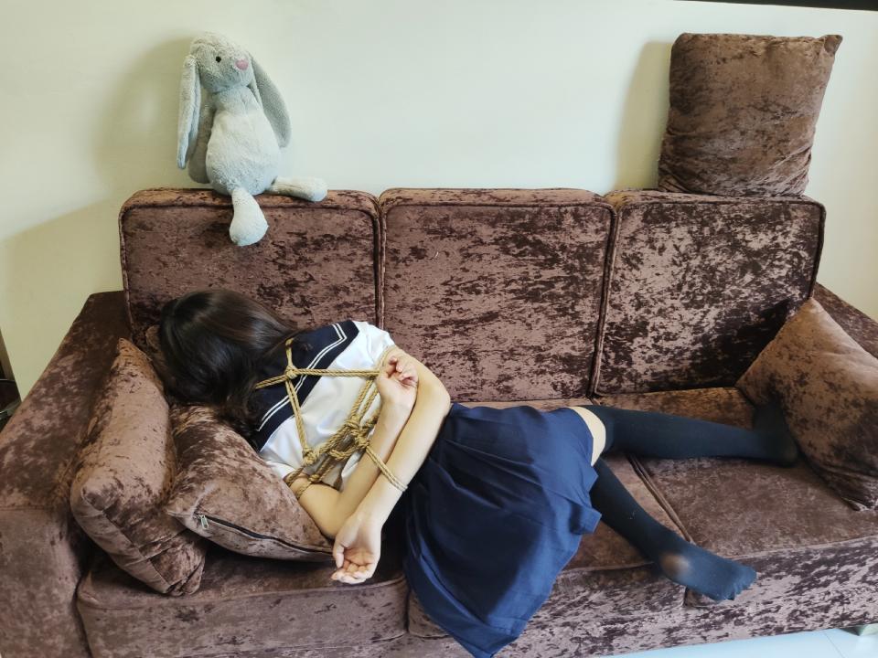 jk萝莉奴化计划 下跪 折腿爬行 单腿吊缚罚站 滴蜡 叼裙子 身材超超超超超级好的jk小姐姐橘子又来啦~这次决定开始严厉的调教！<br>首先，给橘子绑日式后手缚之后让橘子下跪。然后把妹子一只腿折叠起来绑住，绑成折腿缚。另一只脚不绑。一只腿被折叠起来的妹子无法凭借自己的能力站起来，而另一方面另一只自由的腿又给少女一点点希望....这时候牵着橘子酱的项圈，强迫她以这种姿态爬行。。（看官们可以从膝盖磕在地面上的声音来了解爬动有多疼）妹子的腿超漂亮！！摇摇晃晃的爬行的样子特别特别可爱~<br>然后抬起妹子让妹子躺在沙发上，用绳子把唯一自由的脚腕绑住拉直，露出鲜嫩的大腿www（橘子的腿是真的好好看）开始在妹子白嫩的大腿上滴蜡~！！妹子痛呼出声的声音太好听啦~<br>滴蜡玩够了之后，把妹子一个人放置在沙发上，让妹子自己扭动挣扎，而我真的离开了房间去取电池。（为防止无聊 只剪辑了一段）<br>回来后，强迫妹子单腿罚站，并要求妹子叼着自己的裙子，露出粉色的内内给大家看。同时不停的在妹子腰上腿上滴蜡，并不让妹子松口，强迫妹子忍耐疼痛。<br>橘子在剧烈的羞耻和疼痛下几乎要哭出来了√<br><br>定拍QQ3135427957<br>