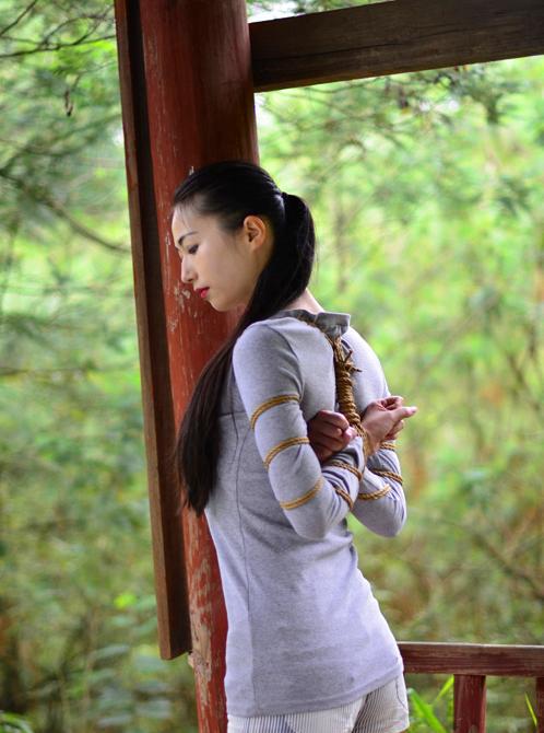 美女户外中国五花 - 在公园中国五花捆绑美女 [高手缚（中式五花）,中国女孩,后手缚（低混乱值）]