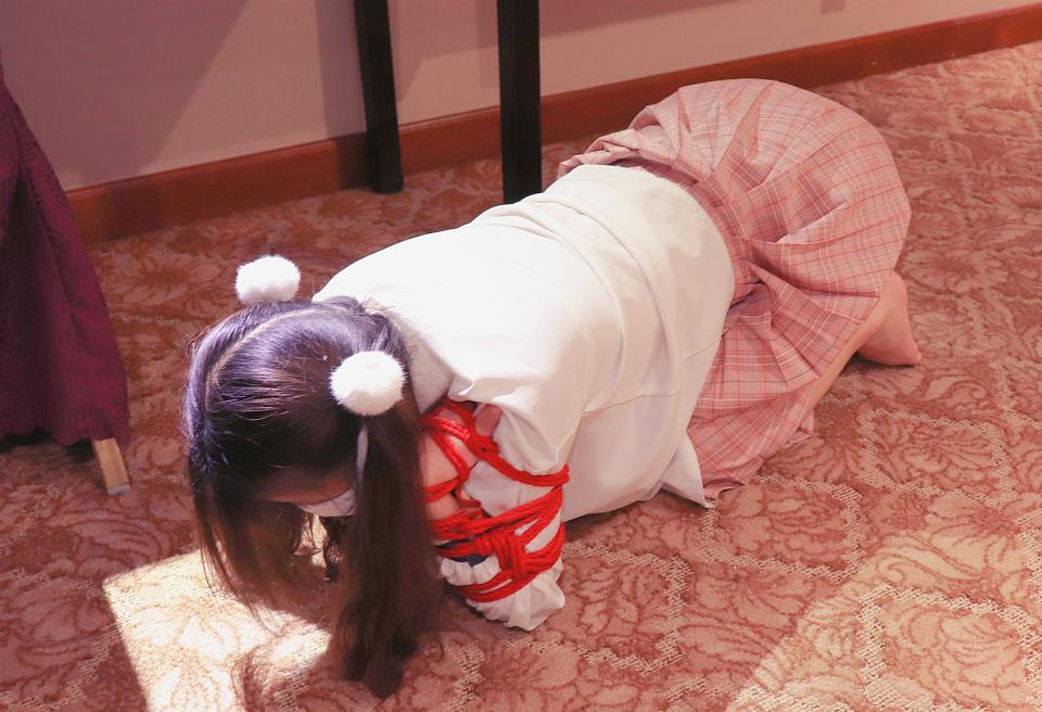 【咕咕精原创】稚犬   （ 双马尾萝莉 训犬 爬行 骑乘 踩胸 踩下面 tk） 这次尺度超级大！有强制踩下面的大尺度剧情哦。<br><br>在困倦的晚上被吵醒，出现在面前的居然是一只双马尾萝莉稚犬。<br>稚犬看上去很虚弱的样子，甚至连爬行的姿势都没有适应，只能一步一晃的爬行着。作为一个有爱心的新时期五好青年，当然要用绳子帮助这只可怜的萝莉犬学会爬行啦！于是先折叠前肢，再折叠后肢，逐渐训练稚犬爬行。<br>在稚犬学会爬行后，主人开始骑在她身上，让稚犬用折叠的四肢承担着主人的体重，乖乖当主人的骑乘物。<br>因为稚犬太笨，用折叠的四肢怎么也爬不上主人的床侍寝，所以主人踩踏稚犬的下面和胸胸进行强制处罚。<br>在稚犬多次无法爬[不可描述]且多次尝试让折叠的四肢脱缚失败后，失望的主人绝定对稚犬进行【处决】<br>【处决内容】：[手动滑稽] 挠脚心tk 踩下面<br>小小的可怜的稚犬就这样结束了自己的人生。<br><br>定拍/众筹/赞助qq：3135427957<br>千万不要百度网盘在线解压！否则资源会直接消失！请下载后用其他解压软件解压观看！！有不明白的可以询问客服qq3135427957<br>