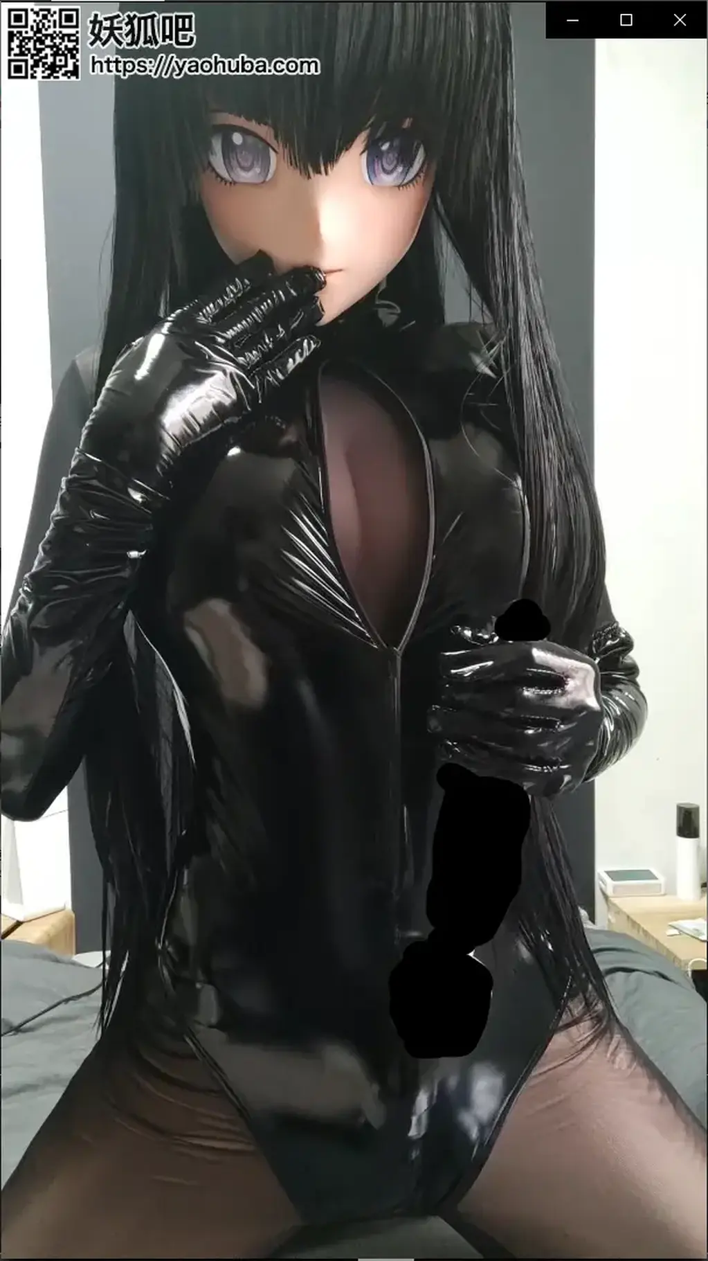 Kigurumi 镜面黑丝竟泳套装 原设定是月初就可以拿到的服装因为发货处搞错了姓名导致延误了1周才拿到手的，到手后我是先式了一下服装确定了一下哪里需要改的以后再去录制的这一期视频以及拍摄了18张照片这样。而本次视频的着装并不是胶衣，而是普通的打底紧身衣 特别调整过的臀垫 尻垫以做到一个绝对丰满的大腿，之后呢外面套了一层全包黑丝紧身衣以及一套不掉色的镜面PU长筒袜长手套以及开胸竞技泳装（并非死库水）。而实际录像时的感觉说起来就是因为有黑丝网纱蒙着脸所以相比之前穿着胶衣时是会有一些闷热的，所以说拍摄时也是血压蛮高的，因此呢在视频结尾处的套袋部分刚开始没多久就[手动滑稽]了。不过呢至少头壳是新上的妆所以相比以前就变得更加的魅惑了，所以说光是漫长的色◯凝视就足以让手机电脑前的你社保了。