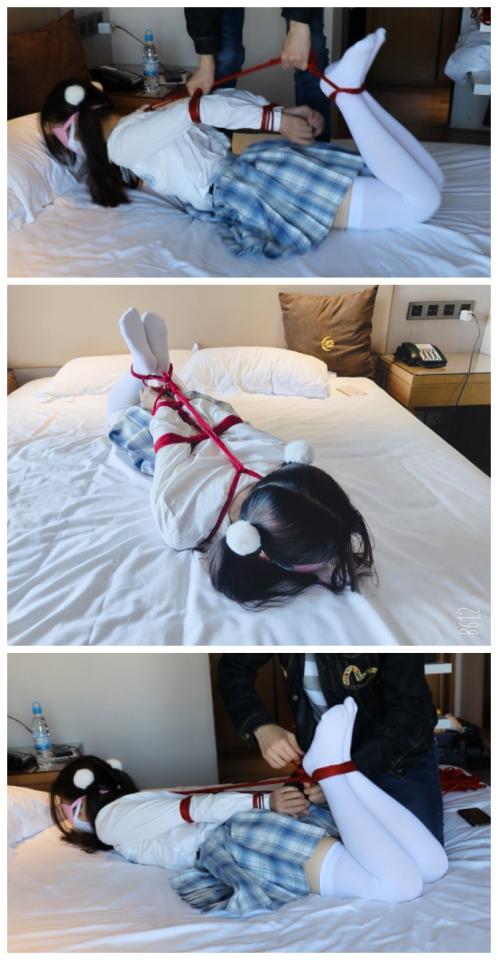 小萝莉の紧缚实验室--驷马躜蹄  小萝莉的白丝嫩脚挣扎一次看个够~！ 稚犬的游戏时间--紧缚实验驷马脱缚<br>妹子的白丝小脚真的是又嫩又好看，白丝小脚努力挣扎的样子实在是太漂亮啦<br>规则简单粗暴：将小萝莉紧缚之后将手机藏在床上的任意一个位置，小萝莉在蒙眼堵嘴捆绑的状态下拿到手机即为挑战成功。<br><br>紧缚 挣扎为主 少量施虐元素<br>请下载后用解压软件解压观看，千万不要百度云在线解压，否则资源会不可逆消失。<br>定拍QQ3135427957<br>