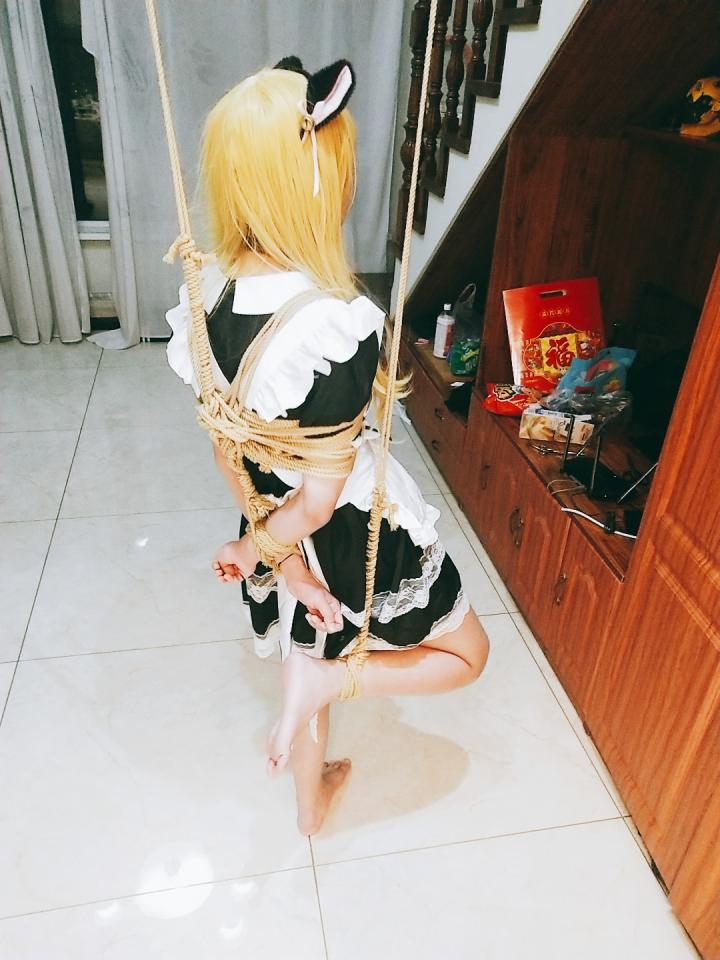 小女仆与凤凰于飞 - 妹妹不服输 王者solo又输了 被吊着打PP 后来为了哄妹妹开心 让妹妹穿上新买的王昭君cos服 这才哄好
