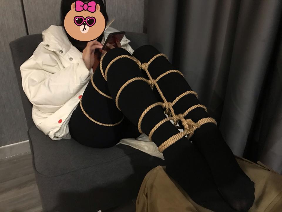 捆绑女友6 - 捆绑女朋友的图，女朋友这次穿了黑色打底袜和小皮裙，在酒店拍摄，并腿缚10米绳，希望大家喜欢