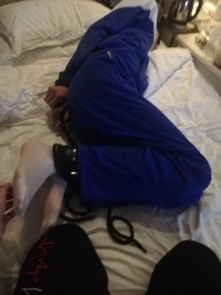 校服白丝袜捆绑 - 校服白丝袜捆绑调教tk，舔脚。 [驷马（俯卧）,手铐,脚铐/脚镣,学生（中式校服夹克）,恋足,伪娘]