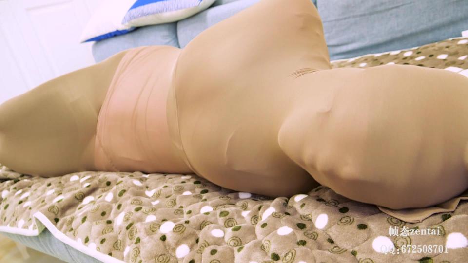 [当丝袜来套头] ZENTAI Stocking-Hand and Mummy Wrap An adult zentai performer experiences stocking-hand and full-body stocking-wrap restraint.