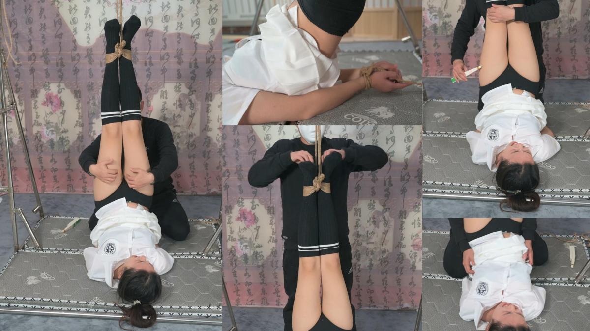 【CV4K】高挑妹子吊起长腿TK电击-长棉袜、电击器、JK 拍摄之前要求妹子提前三天节食，还真有作用，大腿明显瘦了，那就把双脚高高吊起，让我们好好欣赏绝对领域，而且这个姿势很适合玩TK，并且电击裙子和袜子之间的部位别有一番滋味。