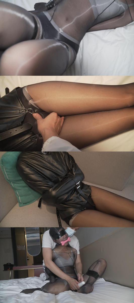 00后女生丝袜酮体，油亮黑丝全包，拘束服黑皮头套，强制GX~~ 女大学生第一次体验捆绑，有点小紧张，先穿上油光黑丝，再被拘束服紧紧束缚，套上了黑色套头。眼前一片漆黑，黑色皮革加黑丝长腿的真的非常性感。实在忍不住抱着在怀里，不断抚摸，安慰一下紧张的小妹子。后面再换一身黑丝袜全包，整个身体变成了黑丝酮体，从脚到头都是油亮亮的丝滑诱惑，摸上去手感极好，让人爱不释手。后面把双手反绑，用手乱摸丝滑的身体，好家伙！小美女太瘦了，手铐反铐着还能伸手阻挡我乱摸的手。。嘻嘻，那我就换成用胶带捆绑，看看你怎么阻止我乱摸的手。。。最后妹子从一开始的抗拒，慢慢的发出呻吟，声音苏苏的，我就知道她越来越享受了，便拿出杀手锏：震动玩具！<br>在一通震动下，妹子终于招架不住了，颤抖着丝袜身体，倒在我怀里……<br>解压码：123456