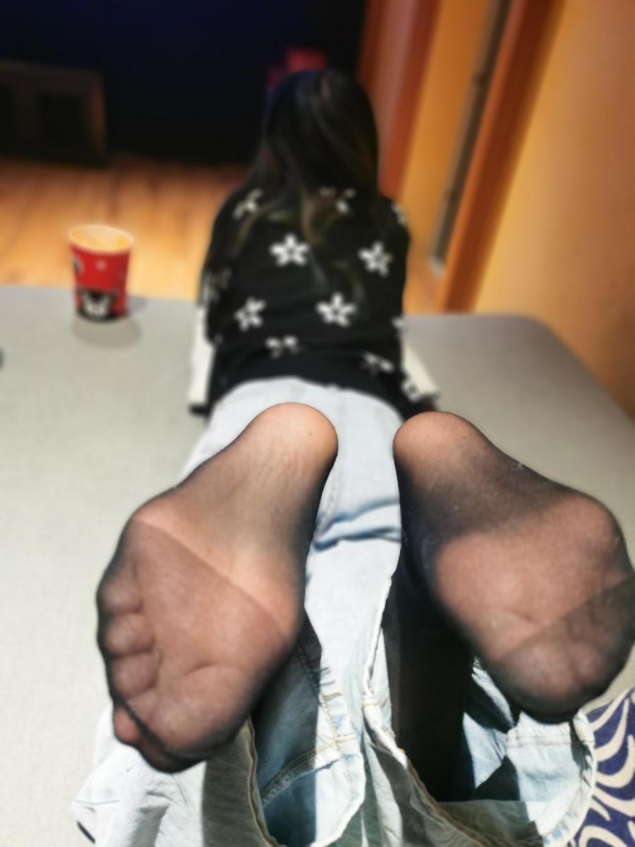 第一次约拍  黑丝女孩 - 字母黑丝 第一次约在私人影院足底特写 有少量视频特写 太短了发不上去可加q发 第一次发便宜出 后续会有绳艺和恋足照片 请关注 坐标青岛 附近同好绳模足模欢迎交流  [丝袜,恋足]