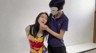 云雀定拍-柳洋主演-神奇女侠大战绑匪 云雀定拍-柳洋主演-神奇女侠大战绑匪<br>柳洋化身美丽性感的神奇女侠，面对凶恶的绑匪和不怀好意的纨绔，她会迎来被捆绑堵嘴并被绑匪抱在怀里带走的命运吗？<br>网盘资源1080p60帧，画质更清晰动作更流畅，解压密码yunque