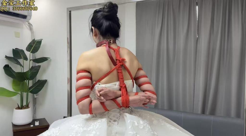 金宝工作室  《被绑架的新娘》 金宝工作室<br>女演：狄狄<br>剧名《被绑架的新娘》<br>剧情：新模特狄狄婚纱服装 五花捆绑 手铐 脚镣 口球 静电胶带 展示<br>金宝工作室 有定拍需求➕qq：3766687640  
