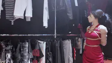一绳所爱定拍，服装模特 模特杨若琳，今天的任务是去服装店打卡，并且以捆绑状态充当服装模特，在店内显眼位置，期间被客户询问，合拍，甚至还帮忙结了一次账，超紧的直臂还给绑哭了，一次难得的体验。解压密码：123456