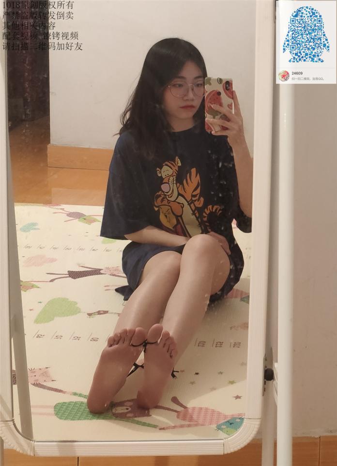 妹子闺房绑脚自拍系列第6期 都是露脸的放心购买 - 最近新开发了一个系列 那就是邀请妹纸自己在家中拍一些榜上双脚的图和视频再发过来 可以领略全国各地的女孩的风采 还有妹纸们的闺房 希望大家喜欢啦！ [Chinese Female,Feet fetish]