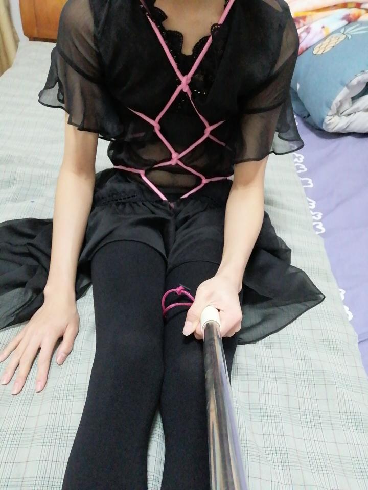 伪娘的丝衣龟甲自缚及足，腿控福利（有反绑和露脸）大家觉得怎么样呢qwq - 新人第二次发图！新买了一件丝质外套~         180 55 的瘦瘦的伪娘一枚，因为之前胖过所以肚皮比较松弛比较影响美观orz             这一次是龟甲反绑，露脸以及足控福利呢~（好想变成真的女孩子的说）   喜欢的小伙伴欢迎私信！