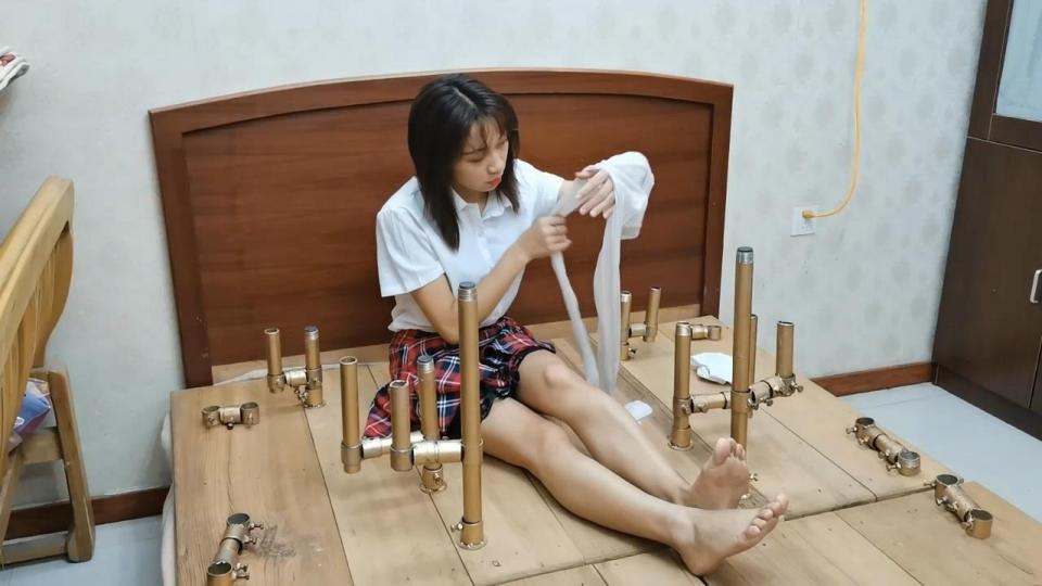 HD飞天原创:欧式风新道具、新玩法，云儿被紧固在床板上，炮机对准位置猛烈开火，止不住进入GC状态...... 已补链:解压码:飞天,只能用电脑下载到本地解压，手机解压不了<br>历经半月欧式新型道具制作成功，云儿拿起来敲了两下，听着金属碰撞声音，奴性不由而来，好象被固定在上面的感觉，一眨眼之间真被固定上去啦，马上觉的浑身抽筋，这种姿式很适合TJ，马上TD、TK、SP棒棒齐上阵，无奈呻吟不停，在来点更刺激的，把炮机对准位置猛烈开火，让云儿好好舒服舒服去......<br>需要定拍、约拍的客户请加QQ272728243并且面向圈内长期招聘女M、女绳模<br><br>