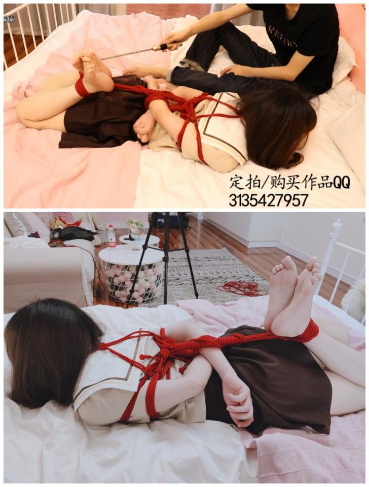 【咕咕精】00后萝莉草莓の裸足驷马电击TK虐待~妹子最后在挠痒和电击的折磨下被痒哭了，哭的很狼狈。 模特：草莓<br>身高：155<br>服装：jk制服、裸足、口枷<br>花式：四马躜蹄<br>处刑方式：电击、TK、挠痒、sp、耳光<br>把草莓小萝莉用四马躜蹄的姿势绑起来，让她动弹不得。用湿毛巾仔细擦拭萝莉的白嫩的小脚后对她的嫩脚进行残忍的挠痒和电击。<br>妹子十分怕痒，反应巨大，可惜在四马躜蹄的姿势下动弹不得，只能无助的扭动白嫩的小脚企图躲避我的折磨。可我又怎么能让她得逞呢~我们的小草莓最后被痒哭了，哭的梨花带雨。<br>然而就算这样我还是不打算放过我们的小萝莉，我拿起电击鞭子，用电极肆意抚摸电击草莓白嫩的脚底、腿及胳膊。妹子稚嫩的皮肤连绳缚都会磨破，又怎么受得了这样的折磨，只能一边哭一边求饶了~<br>预览在上部单腿吊片尾花絮中，相信大家很喜欢草莓的哭声和悲鸣声吧~<br>这一期非常精彩，喜欢萝莉的足控们不要错过哦<br>客服/交流/定拍qq3135427957<br><br>喜欢就点个关注吧~~