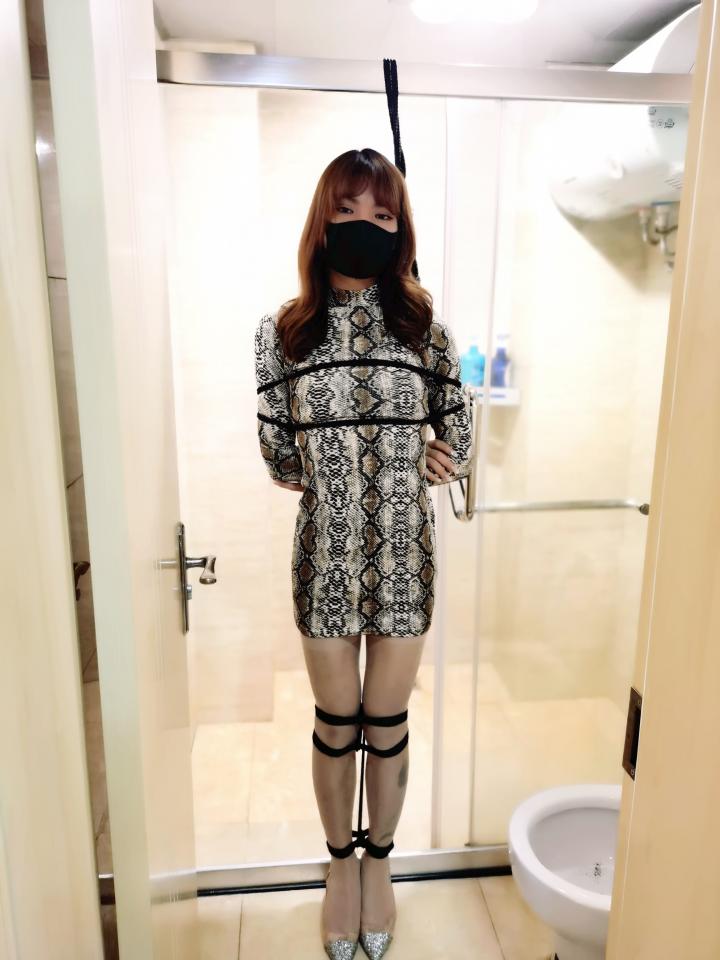 伪娘小安+紧身蛇纹肉丝+透明银高+黑绳紧缚 - 接上一套图，给小安换了一套蛇纹紧身包裙，现在厕所玩了一会，然后又在床上玩弄了小安，小安还很不爽，翻白眼，看我不收拾你！！！之后会上传图版视频，希望小伙伴支持和喜欢