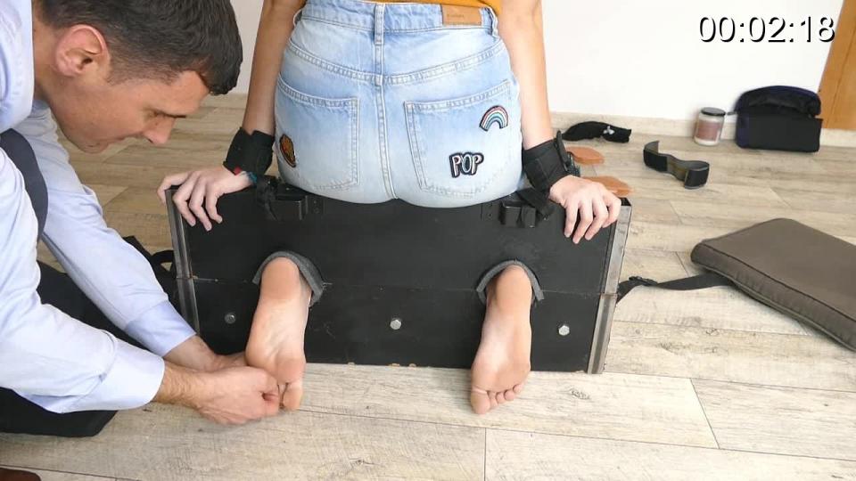 The Guest Tickler Focuses On Lisabeth's Helpless Bare Feet Lisabeth's extremely ticklish bare feet are now really helpless and totally at the mercy of the guest tickler.<br>This position is absolutely great because she absolutely can't move her feet from fingers and brushes and she can't see the tickler.<br>The situation makes her even more ticklish and the poor student has not way to stop it till the punishment ends.<br>Our friend tickler is very sadistic because he really explores every inch of the soft soles and toes discovering how to get the best reactions.<br>Lisabeth's high arched feet are so fun to tickle and her reactions are always great.<br><br><span style='color:#b0b0b0;'>[隐藏文字，购买后可见]</span>