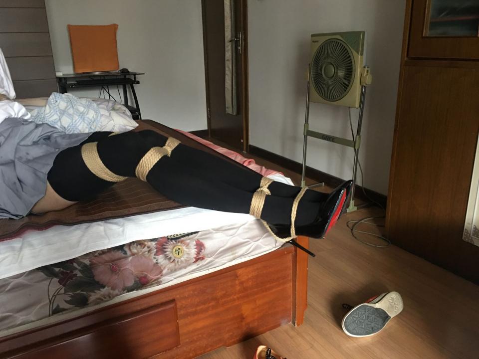 百褶短裙过膝袜高跟捆绑（伪娘） - 除了没有胸，身材真的完美，身高180，腿又细又长~ [Pantyhose,High heel]
