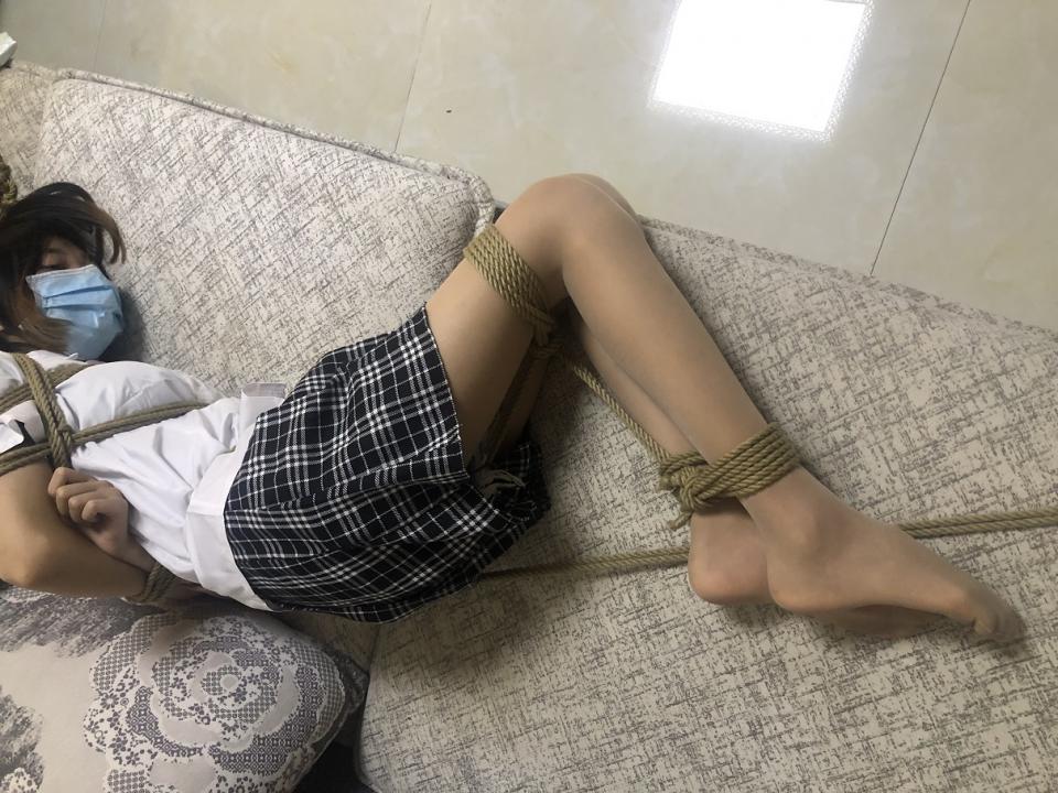 【新月原创】00后 小美女红豆 丝袜捆绑驷马小合集 - 定拍 请加QQ：1003187439 [中国女孩,JK]