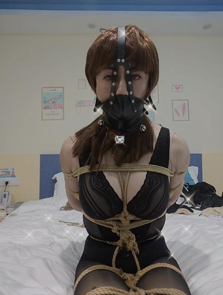 伪娘筱筱 - 拍自缚教程时截的一些照片~ 视频晚两天发 [丝袜,伪娘]