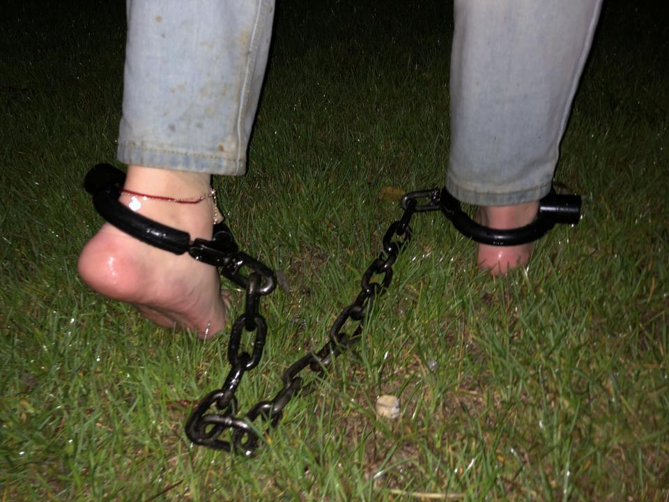 特别篇-雨夜镣铐行 - 趁着外面下雨，街上没有人赶紧出去溜一圈，最后玩的太嗨了钥匙孔进了沙子，脚镣差点打不开 [脚铐/脚镣]