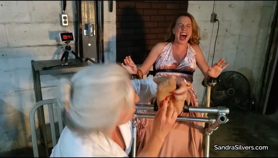 2358 Sandra SIlvers, Jackie Christianson Merciless Medic Molests Helpless MILF Hostage - Hysterically Loud Laughter in Ungagged, Barefoot, Bondage Tickle Torment!<br>Doctor Silvers picked out the petite, pretty blond for a ten minute tickle test, taking into account those dainty feet and tiny toes would concentrate the effects of the impending endurance challenge. Requesting her hulking helper prepare the patient, he had strapped their delightful debutant detainee into a rusting examination chair, adjusted for the sole purpose of presenting each pedicured, bare foot to the dubious Doctor. The assistant assailant now removes the ball gag jamming open the purloined patients’ jaw, ready to release raucous laughter caused by Doctor Silvers’ endeavors. The timer is set… the tickling commences… screams of hysterical squeals ensue… But when the final seconds count down the helpless hostage can only plead for her torment to end, between gasps for breath, every muscle aching from the merciless mirth inflicted upon her as, mutually, the questionable medical masters of menace mean to continue…<br><span style='color:#b0b0b0;'>[隐藏文字，购买后可见]</span>
