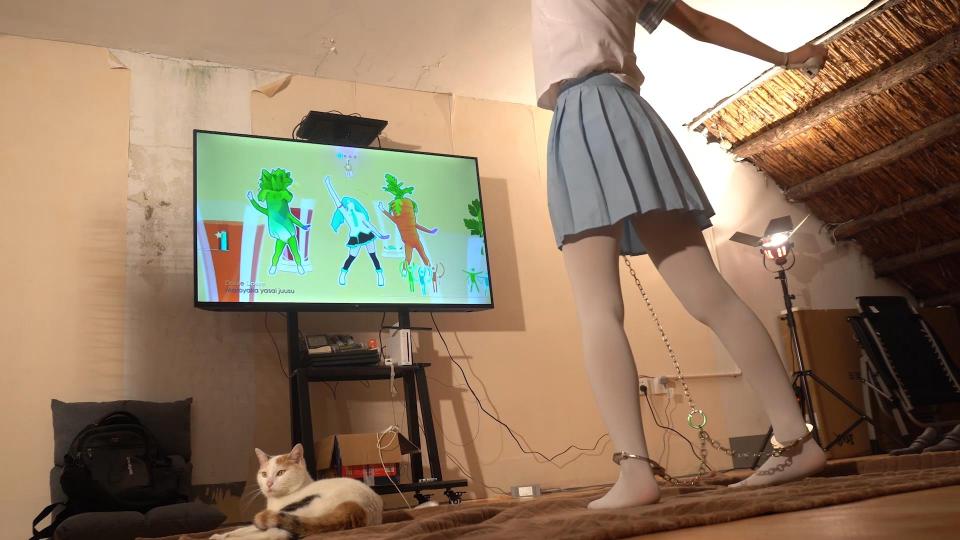 魔法摄影工坊--【模特小翼 游戏少女1】  喜欢玩游戏的小翼系列首部 受邀一起玩游戏的小翼因为刚开始太坑被锁上了手铐脚铐  之后因为又坑了一次我又被锁上了贞〇带 还塞进去了一个〇蛋<br>结果小翼不服 拿她最拿手的跳舞游戏扳回一局 结果被我给坑了一次(小报复)