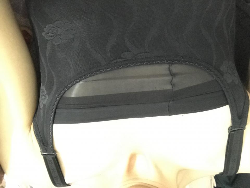 穿着丝袜睡觉好舒服哦 - 天气太冷了，穿了两层丝袜，一条肉色连裤丝袜，一条黑色连体吊带丝袜，再穿一件非常紧身束腰的塑身衣，感觉整个人都被丝袜紧紧包裹着，睡觉很舒服，因为宿舍还有同学在，就没有用绳子把自己绑起来，下次等没人再尝试，哈哈哈