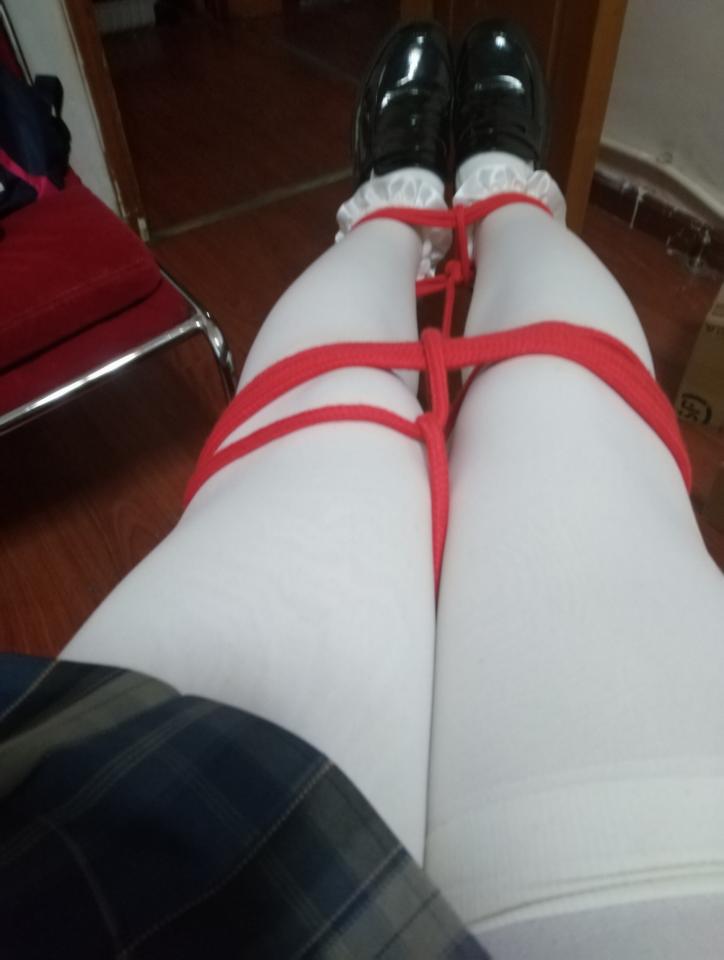 小伪娘第一次自缚 - 第一次自缚只敢绑腿啦，前面是绑起来的腿，后面是之前的照片，这么好看的腿腿想不想rua呢～