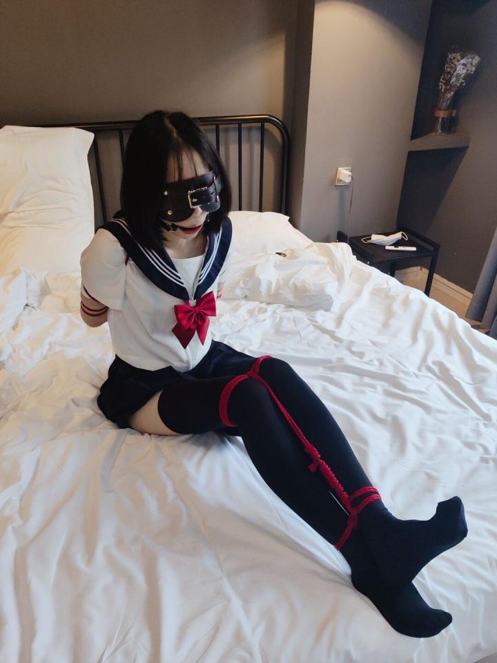 【咕咕精】脱缚挑战2 拳缚五花（【学生体验、大号口枷、反剪双手、胶带缚拳） 【学生体验】用静电胶带缠绕模特的拳头并且简单五花缚，限定时间内脱缚。<br>期间将双腿也折叠起来绑在一起，增加脱缚难度。<br>期间装备眼罩、口环{大号口环，撑到妹子嘴巴疼的那种}<br>脱缚成功：奖金奖励<br>脱缚失败：在嘴里挤柠檬汁，强迫流口水<br><br>本系列为脱缚实验系列第二集，难度逐级增加，惩罚尺度逐级加大。请大家点个关注，关注后续众筹、更新。<br><span style='color:#b0b0b0;'>[Hidden text will display after purchase]</span>