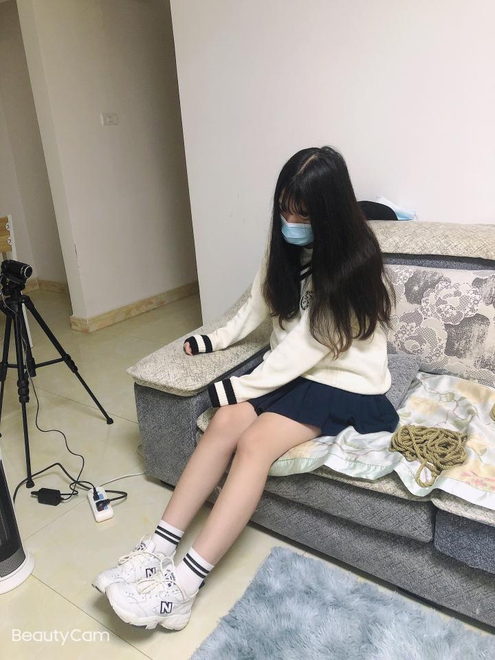 【新月工作室】00后小美女玉萧 裸足涂上油之后TK 驷马捆绑堵嘴 - 【新月工作室】身穿JK制服脚穿白袜的玉箫妹妹显得充满活力，外表清纯可爱 脱下白袜的美足体现的淋漓尽致，将玉箫妹妹绑好之后开始使用各种物品堵嘴，类似日本DID系列，堵嘴爱好者福利 [Chinese Female,Feet fetish]