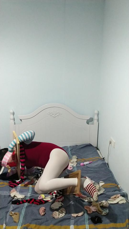 木枷体操服气味调教 - 木枷体操服气味调教，袜子都是找玩的好的妹子要的，鼻子里塞了妹子打球穿的丝袜，口球里塞了三双棉袜，口塞的钥匙在手上的袜子里，手上木枷的钥匙在脚上的袜子里，视频已上传 [中国女孩]