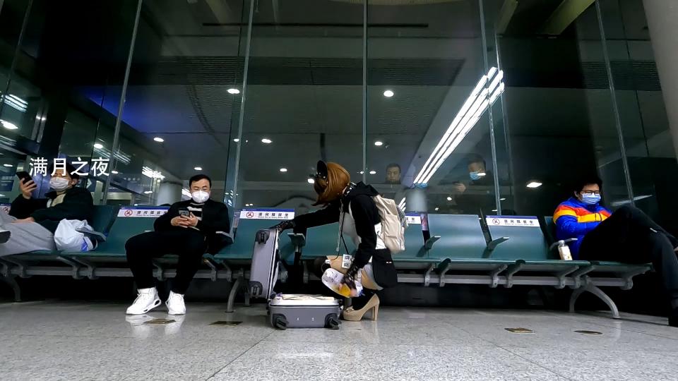 满月之夜 深圳之旅 回程篇 中转+到达 旅行的第三部分，包含从宁波中转，到回到青岛的全过程记录，（倒尿 下机 乘机 乘摆渡车 取行李 换靴子）视频时长1小时31分，6.59GB，1920*1080，50帧。链接包含一个视频和一个压缩包，压缩包解压后内容和视频是完全一样的。