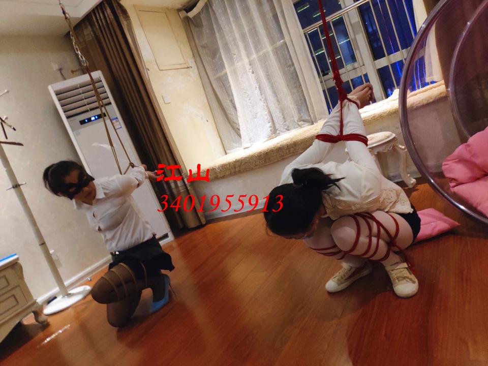 又一对母女被缚 - 母女被缚，母亲疼爱的看着一起被缚的女儿，眼里是无尽的怜爱。奈何自己也被缚，无法去解救心爱的孩子。