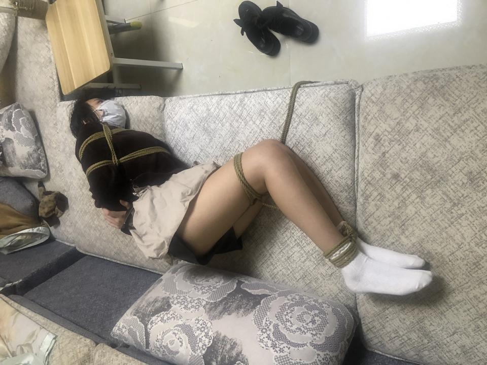 【新月原创】可爱雨涵 白袜裸足捆绑套图 - 【新月工作室】定拍交流QQ：2936094312 （备用）1003187439 有原味2389316626模特玉箫！ [中国女孩]
