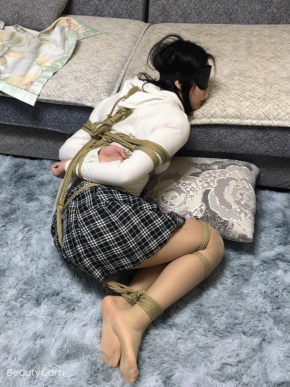 【新月原创】可爱雨涵 丝袜短群性感美丽 - 【新月工作室】定拍交流QQ：2936094312 （备用）1003187439 有原味2389316626模特玉箫！