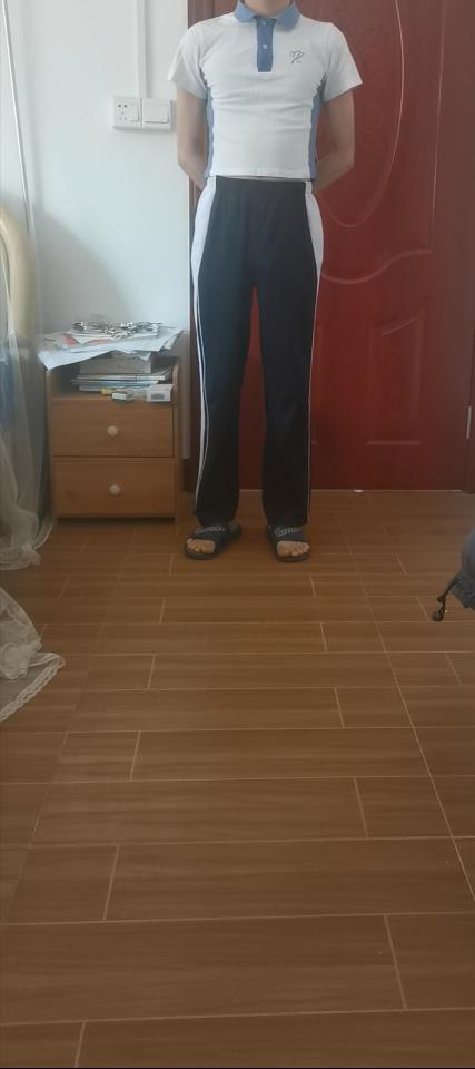 学生违反校规穿短校服，被要求戴铐惩罚 - 学生违反校规，穿短校服上衣，戴铐惩罚 [运动（健身服）,学生（中式校服夹克）]