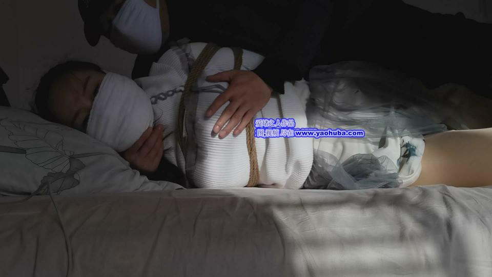 冬季口罩绑架 - 寒冷冬季绑架女主，堵嘴后蒙紧口罩，套上外套不被发现后带回TJ.