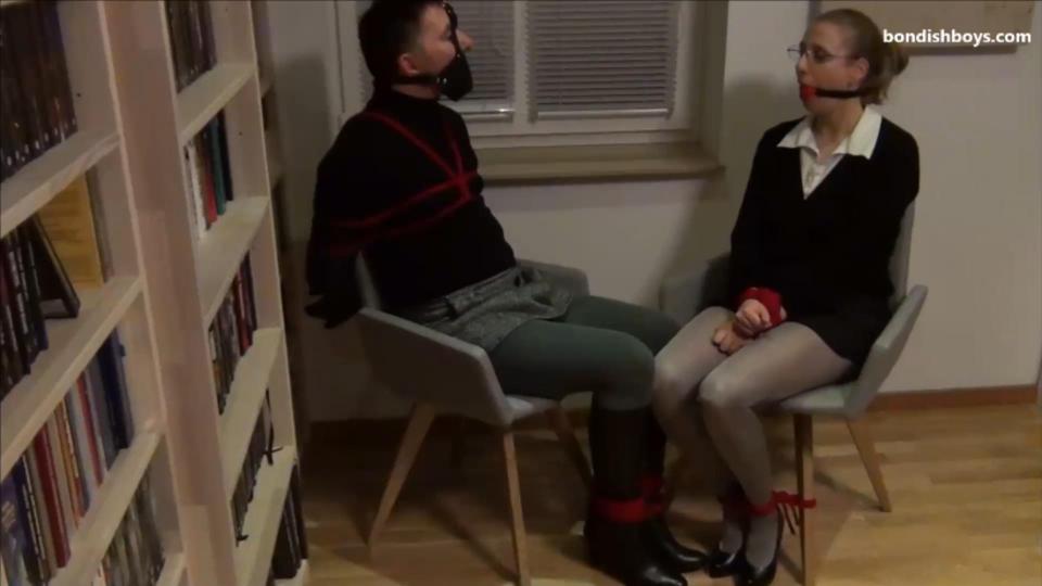 COUPLE CHAIRTIED #女性奴役时间@bondishboys.com网站：露西亚用红绳把乔恩和迪娜绑起来。3人都穿紧身衣。乔恩穿着“水牛”皮靴。#给兔子的束缚！#连裤袜和高跟鞋紧紧地绑在一起。乔恩特别喜欢被堵住嘴。他的女朋友迪娜最喜欢棒球#femdom #bondage time @bondishboys.com: Lucia ties up Jon & Dina with #redropes. All 3 wear #tights. Jon wears #buffalo #leatherboots. #couplebondage for #ropebunnies!#pantyhose and #heels tightly #bound. Jon especially loves getting #gagged. And his GF Dina likes #ballgags most<span style='color:#b0b0b0;'>[隐藏文字，购买后可见]</span>