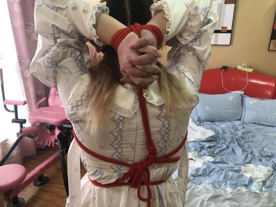 酱酱的后手缚 - 手被被绑在身后  固定在椅子上 酱酱拼命地挣扎就是解不开   买完套图记得来群私信我拿视频千万千万记住啦   欢迎大家订拍交流373195926