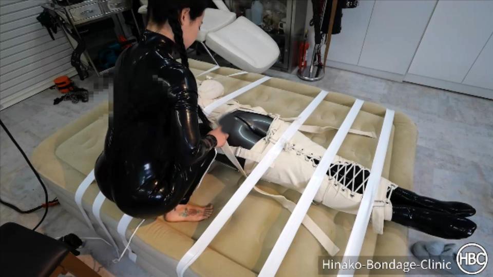 Taped Down to the Bed in a Latex Cat Suit and Canvas Straitjacket 如此巨大的束缚是人们变得最好的原因。日子在她的束缚索具非常细致。在这个场景中，她有一个乳胶猫套装和帆布紧身衣她的潜艇。她把他放在床上，用胶带把他的全身粘在床上。作为一个一丝不苟的索具装配工，她格外确信，他不可能从她即将对他施加的压力中蠕动或扭动。Bondage of this magnitude are why people come to best. Hinako is very meticulous in her bondage rigging. In this scene, she has her sub in a latex cat suit and canvas straitjacket. She lays him down on the bed and uses tape to affix his whole body to the bed. Being the meticulous rigger she is, she makes extra certain that there is no way he can squirm or wiggle away from the Hitachi-ing she is about to inflict on him.<span style='color:#b0b0b0;'>[隐藏文字，购买后可见]</span>