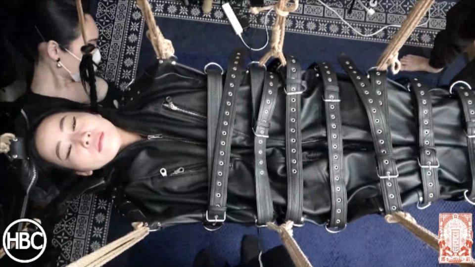 HBC X TBL;Leather Rest Sack Suspension in Leather Clothes 在日野子奴役诊所和东京奴役实验室的一次特别合作中，日野子穿着全皮衣，被绑在一个皮革休息袋内，由Chiaki水平悬挂在空中。当她悬挂在天花板上，完全不动的时候，Chiaki用皮手套捂住她的嘴，用日纳子身体唯一暴露的部分做玩具。这可能不用说，但任何皮革球迷将真正享受这一个！In a special collaboration between Hinako Bondage Clinic and Tokyo Bondage Laboratory, Hinako, dressed in all leather clothes, is tied inside a leather rest sack and suspended horizontally in the air by Chiaki. As she hangs from the ceiling, completely immobile, Chiaki toys with the only exposed part of Hinako's body by covering her mouth with leather gloves. It probably goes without saying, but any leather fans will really enjoy this one! <span style='color:#b0b0b0;'>[隐藏文字，购买后可见]</span>