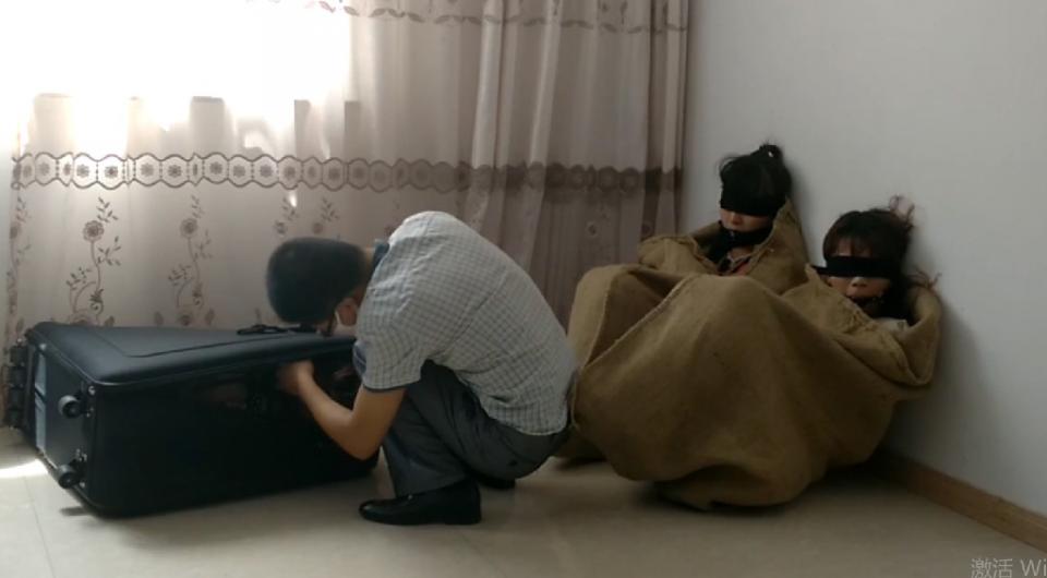 紧缚贩运之《苦命三姐妹》 片长45分钟，1080p全高清拍摄。三姐妹进城打工，误入传销组织，被逼给家里打电话要钱赎人，人贩子家里报警气急败坏把三姐妹捆绑结实，堵嘴蒙眼统统装入大箱子大麻袋，晚上准备运走贩卖，三姐妹还有得救的机会吗......本片为一往情深绳艺工作室定拍作品，版权所有，定拍咨询qq1002871968 客服qq906267332 欢迎定拍咨询交流。“网盘文件为压缩包，统一解压密码ywqs