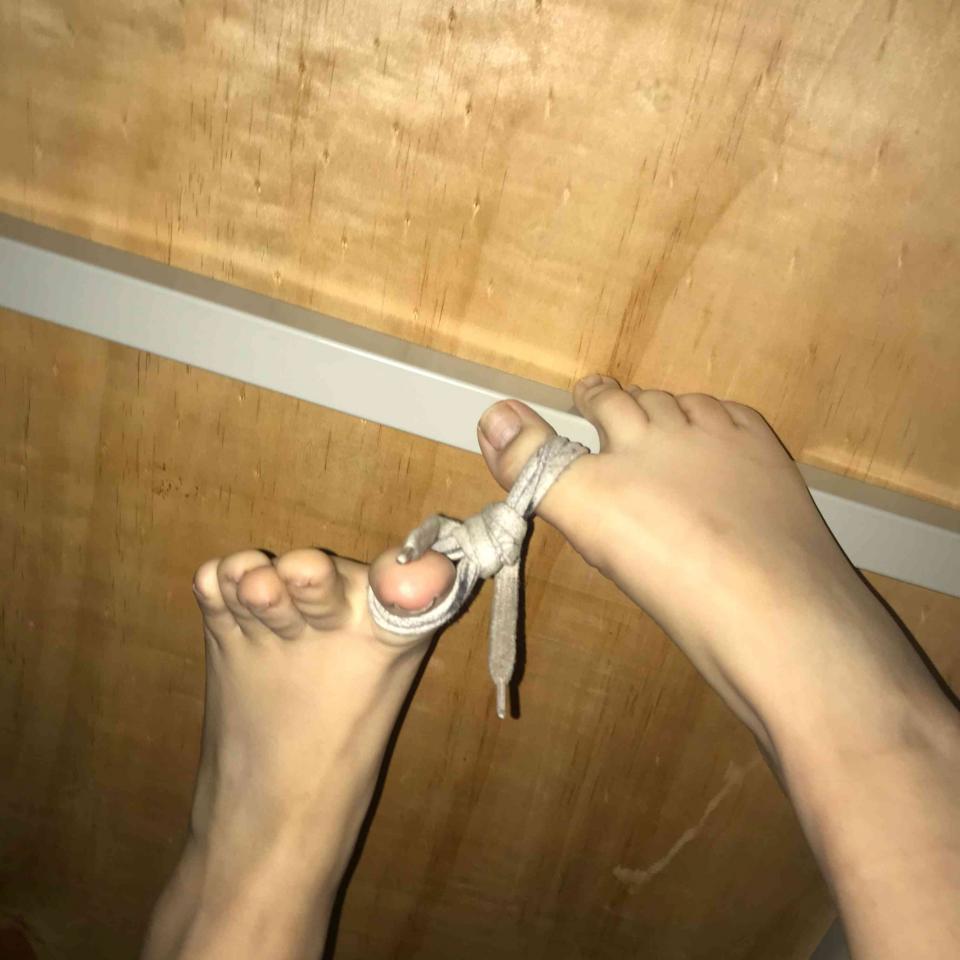 高三同学35码！小肉脚捆绑脚趾（2） [恋足,脚趾]