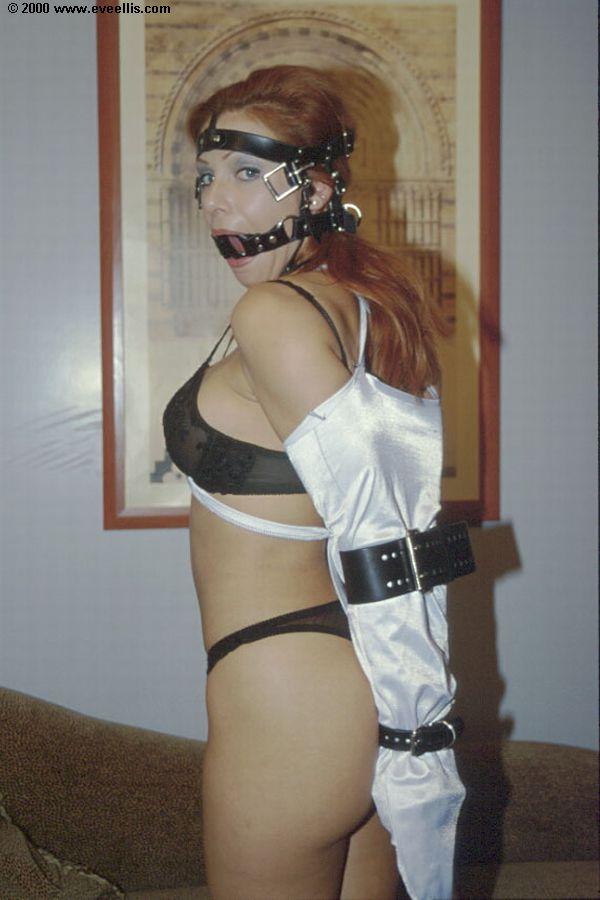 Lovely model Eve Ellis wearing black lingerie is white-armbinded and then belt-gagged.  - Lovely model Eve Ellis only wears black lingerie. She is armbinded by white sleeve and her mouth is added with a belt gag [单手套,口枷]