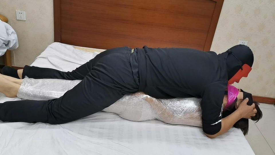 HD飞天:云儿内裤堵嘴、外加胶带，档内塞上个棒棒薄膜全包，呼吸困难床上无奈挣扎..... 解压密码:hdsy<br>把云儿奴多层塑料薄膜全包起来，封嘴胶带缠绕，TK玩弄，棒子大档模式，振的顶不住床上翻滚、全身大汗淋淋，像雨水淋湿的感觉，又被主子压的喘不过气，被折腾的浑身发软，像个殭尸一样无奈地扭动着身驱......<br>定拍请加QQ272728243