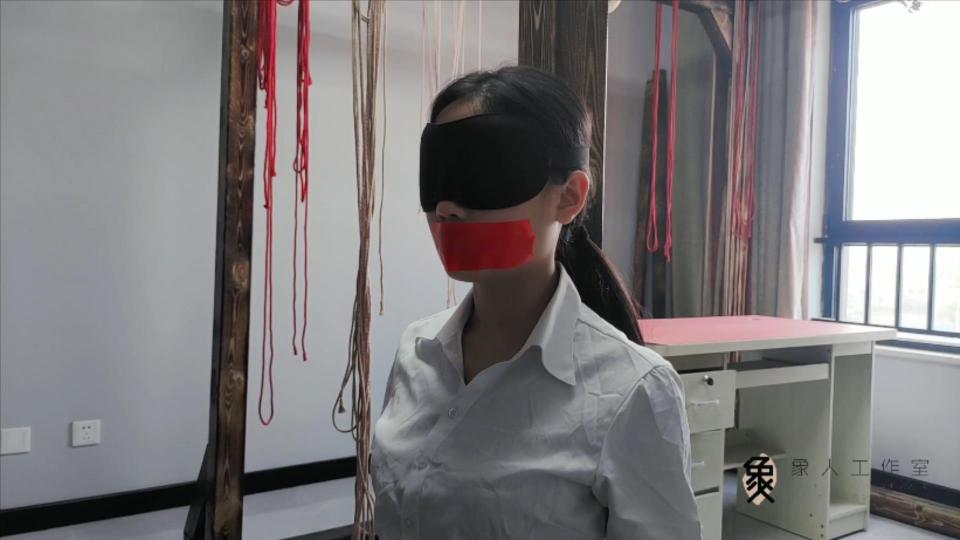 象人原创-2钻福利向-小0的封嘴蒙眼，手铐脚铐，被痴汉猥琐揉遍全身。 视频定拍600元，20分钟起<br>全国可约，女绳师，绳模，女S<br>注——————————————————————————————————————————<br>解压密码：xiangren123 文件后缀改为MP4即可正常观看<br>切勿在百度云中直接观看，容易被和谐!!!!!<br>部分用手机解压后看不了的老哥可以加我，<br>我把没改后缀的版本发给您。不用举报。<br>只和圈内妹子，一起做真实的tj内容。<br>坐标郑州，线上定拍，线下约绳，体验授课。<br>长期招绳摸，不定期组织线下活动 。<br>QQ，wx同号：512848217.（注明来意）