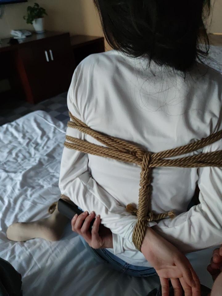 真实拍摄学生小M（枝桠） - 我的小M很不乖，所以只有把她绑起来，绑起来之前还叫她把丝袜穿好，还有视频后期发，但是暂时还没弄好，谢谢大家观看，认识更多同好。和谐交流交流qq：260 933 928，想体验交流都可以加我，坐标安徽